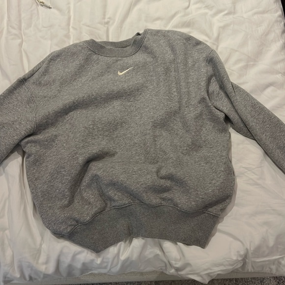Grey Nike woman’s medium crewneck - Picture 1 of 2